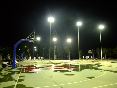 篮球场灯具亮灯